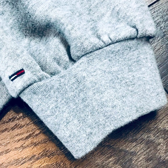 Tommy Hilfiger Denim Women’s Gray Big Graphic Logo Sweater Size Large - Picture 2 of 5